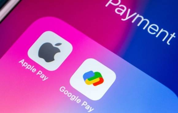 Apple Pay and Google Pay Icons auf Smartphone-Screen 