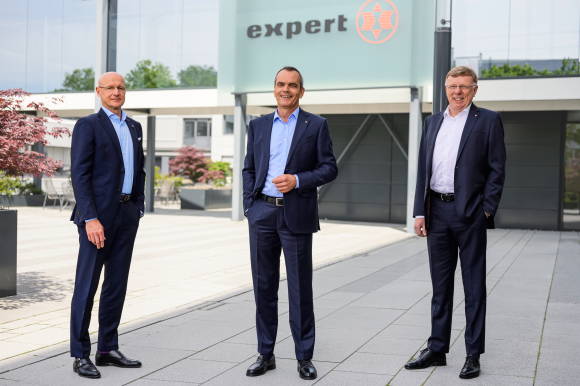 Der Expert-Führung (v. li.): Frank Harder, Vorstand für Vertrieb, Marketing und E-Commerce; Dr. Stefan Müller, Vorstandsvorsitzender der expert SE; Gerd-Christian Hesse, Vorstand für Finanzen, Personal und Versicherung 