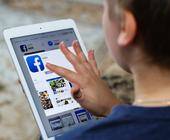 Junge nutzt Facebook auf dem Tablet