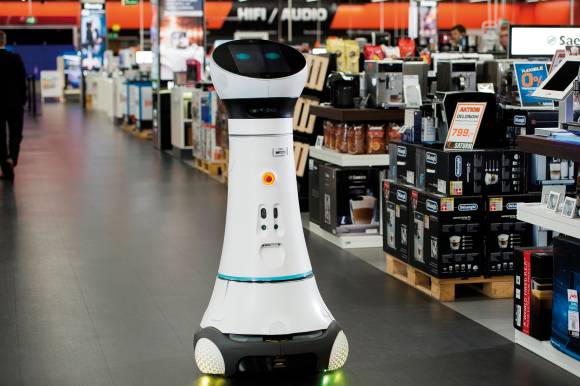 Roboter Paul von Saturn hilft Kunden, das gewünschte Produkt zu finden, und scannt nachts die Bestände in den Verkaufsregalen 