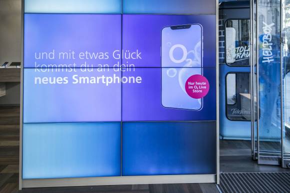 Telefónica Deutschland setzt Digital Signage für gezielte Werbeangebote sowohl auf Außen-Displays als auch in den Shops ein