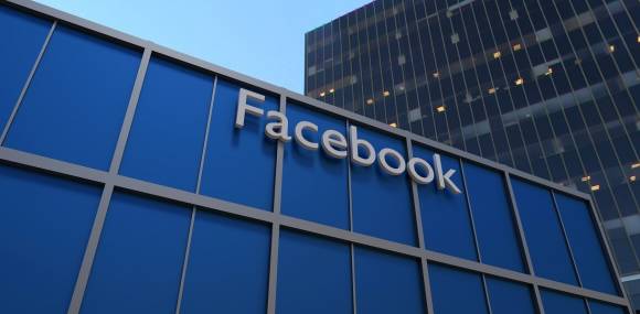 Facebook-Logo an Gebäude 