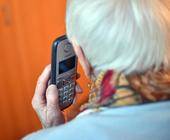 Senior mit Festnetztelefon