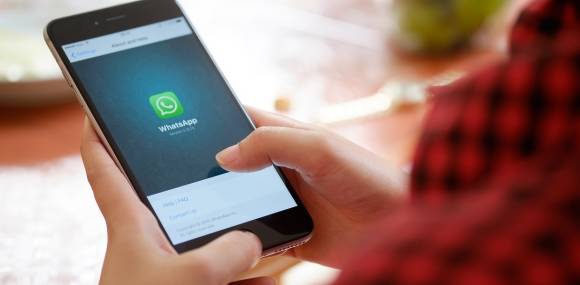 Person nutzt Whatsapp auf Smartphone 