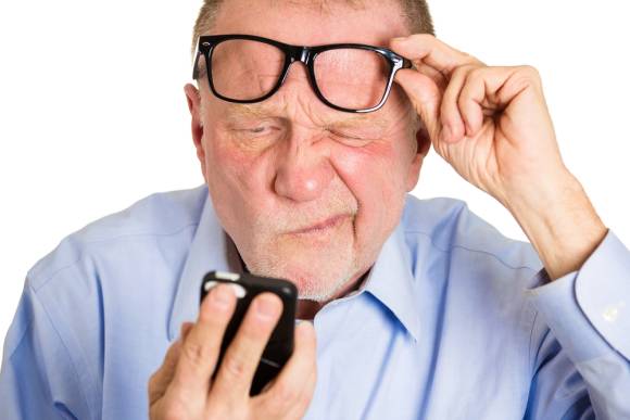 Senior hat Probleme mit der Bedienung seines Smartphones 