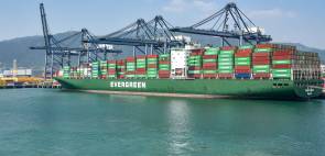 Die Containerhäfen wie hier Yantian in China müssen immer mal wieder wegen Corona-Ausbrüchen schließen 