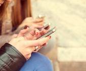 Junge Frauen mit Smartphone