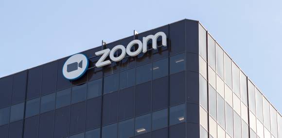 Zoom-Logo an Gebäude 