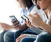 Junge Menschen mit Smartphones