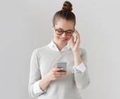 Frau mit Smartphone