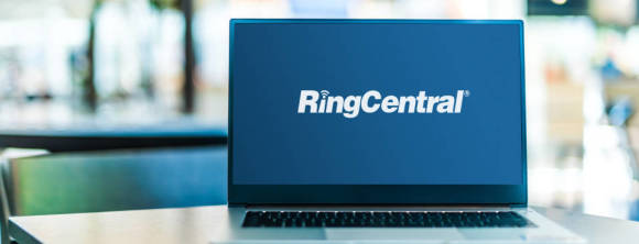 Notebook mit RingCentral Logo 