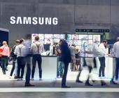 Besucher in einem Samsung-Messe-Pavillon