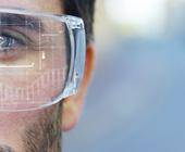 Mann mit Augmented-Reality-Brille 