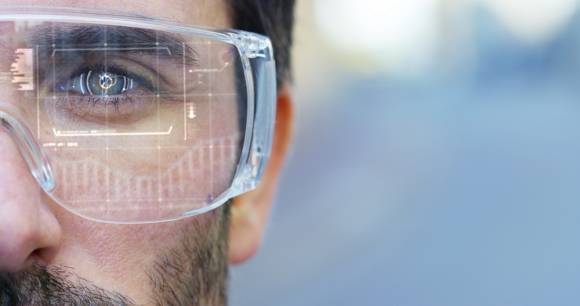 Mann mit Augmented-Reality-Brille  