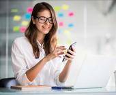Frau mit Smartphone
