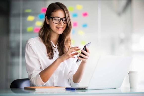 Frau mit Smartphone 