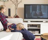 Kinder mit Smartphone und Tablet