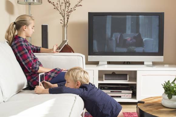 Kinder mit Smartphone und Tablet 