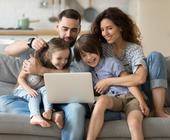 Familie mit Laptop