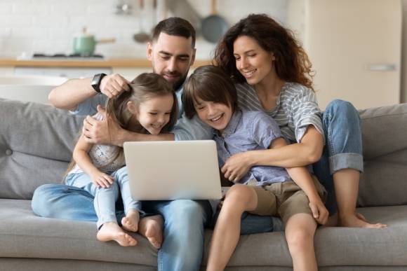 Familie mit Laptop 