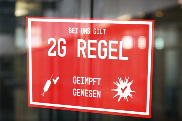 Schild mit 2G-Regel 