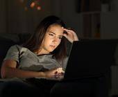 Frau arbeitet nachts am PC