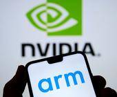 Arm-Logo auf Smartphone mit Nvidia-Logo im Hintergrund