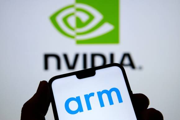 Arm-Logo auf Smartphone mit Nvidia-Logo im Hintergrund 