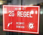 Schild weist auf 2G-Regel hin