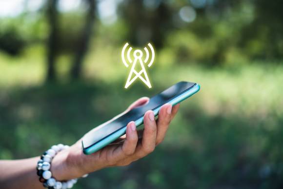 Frau hält Smartphone in der Hand 