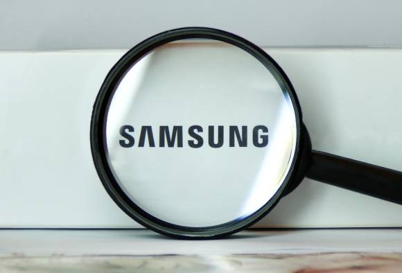 Samsung-Logo unter einer Lupe 