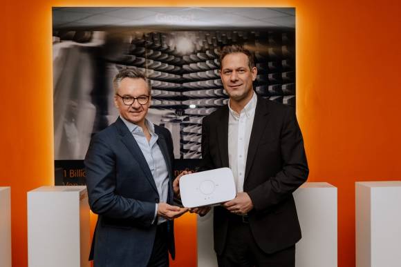 Jürgen Magull, Geschäftsführer der Breko Einkaufsgemeinschaft (li.), und Ralf Lueb, SVP Global Sales bei Gigaset, mit dem ONE X8100 
