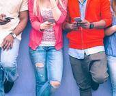 Jugendliche mit Smartphone