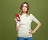 Frau hat keinen Empfang mit ihrem Smartphone