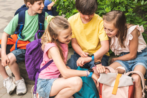 Kinder mit Smartwatches 