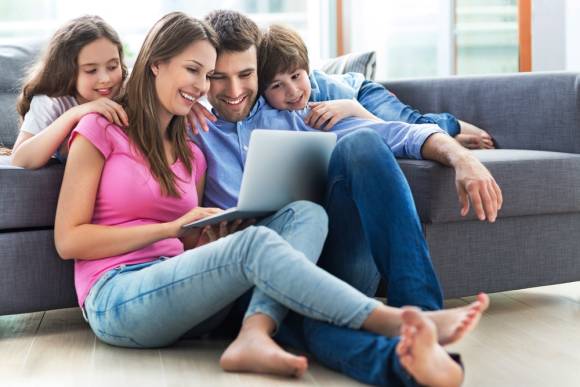 Familie mit Laptop 