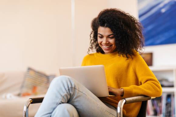 Frau mit Laptop 