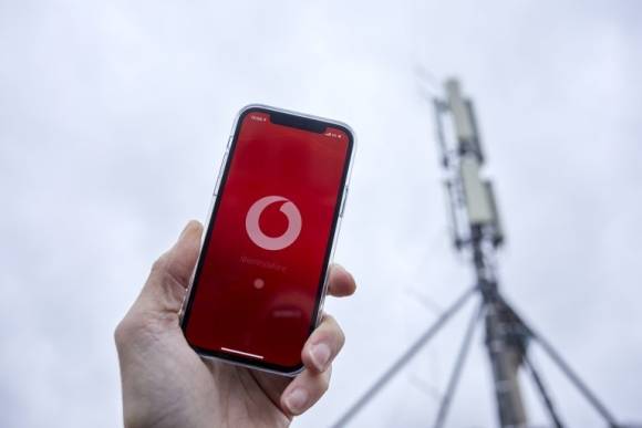 Smartphone mit Vodafone-Logo 