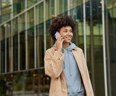 Frau telefoniert mit ihrem Handy