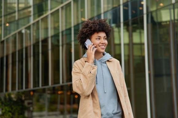 Frau telefoniert mit ihrem Handy 