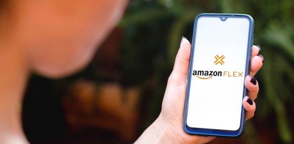 Person mit Handy mit Amazon Flex-Logo 