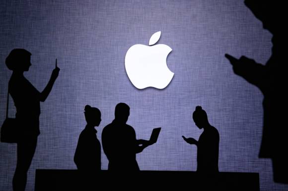 Nutzer mit Apple-Logo im Hintergrund 