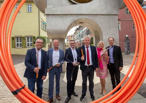 Erster Bürgermeister Michael Hanus, Stadtwerke-Geschäftsführer Richard Mastenbroek, Thilo Höllen (Deutsche Telekom), OB Jürgen Kessing, Sabine Wittlinger, Konzernbevollmächtigte Region Südwest der Telekom, und Lars Brackschulze von der Gigabit-Region der  