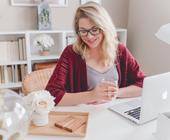 Frau im Homeoffice arbeitet mit ihrem Notebook