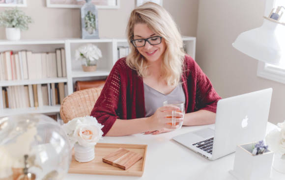 Frau im Homeoffice arbeitet mit ihrem Notebook 