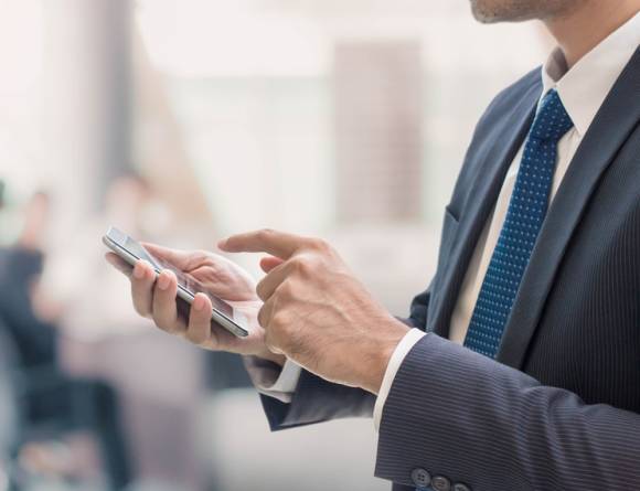 Geschäftsmann mit Smartphone 