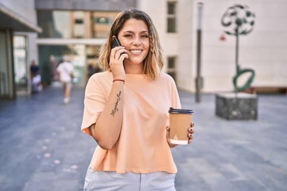 Frau telefoniert mit dem Smartphone 