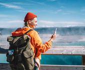 Frau schaut auf ihr Smartphone