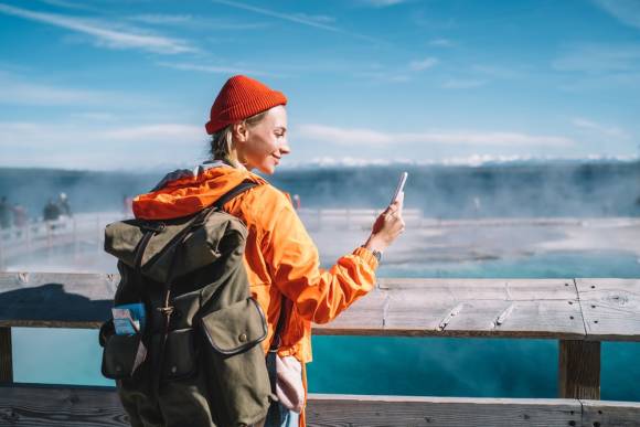 Frau schaut auf ihr Smartphone 