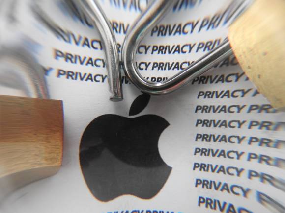 Apple-Logo umgeben von Sicherheitsschlössern 